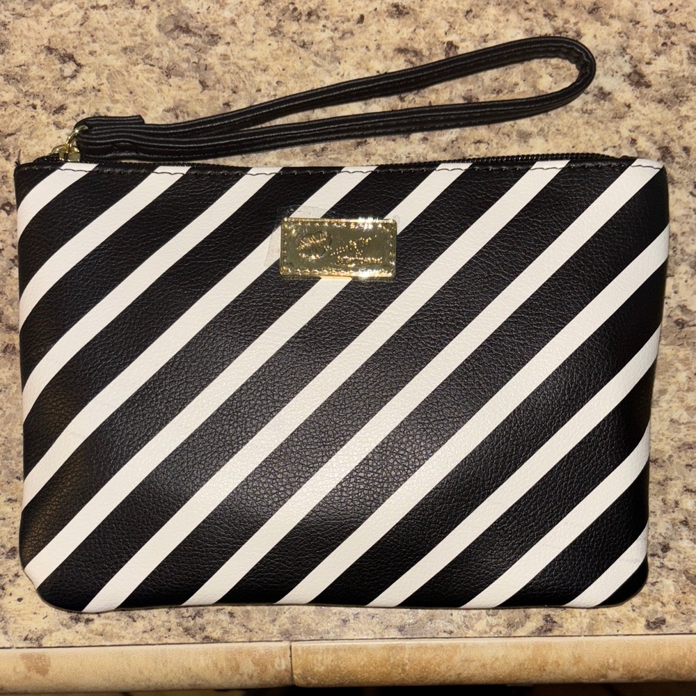 Betsey Johnson Black and White Crossbody/Wristlet Bag NWOT